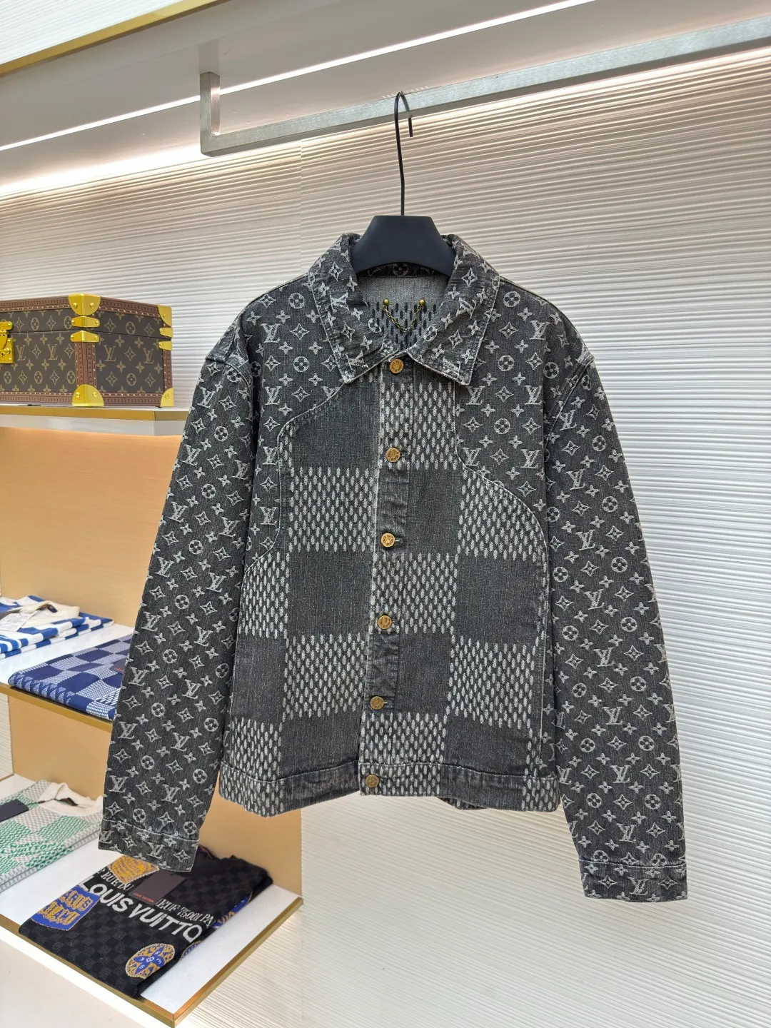 LOUIS VUITTON x Nigo classic checkerboard denim jacket ●Authentic product: purchased and developed by 14309 ●Item number: 1680328-B60 ●Fabric: denim fabric ●Technology: jacquard production ●Version: fitted version ●Weight: about 1015 grams ●Size: 46-48-50-52 ●Description: After manual typesetting and positioning and cutting, the fabric wear is very large, the cuffs are aligned, the back jacquard is lined up horizontally, the front and back splicing process perfectly restores the original effect, the jacquard pattern size and spacing are the same, the pattern width is consistent, and the workmanship is very complicated. The overall wiring is straight and delicate, the fabric is comfortable and soft, and the color is consistent without color difference. It can be matched with the same style to create a fashionable look and control various occasions. Customized accessories, complete with three standards, same style for men and women!